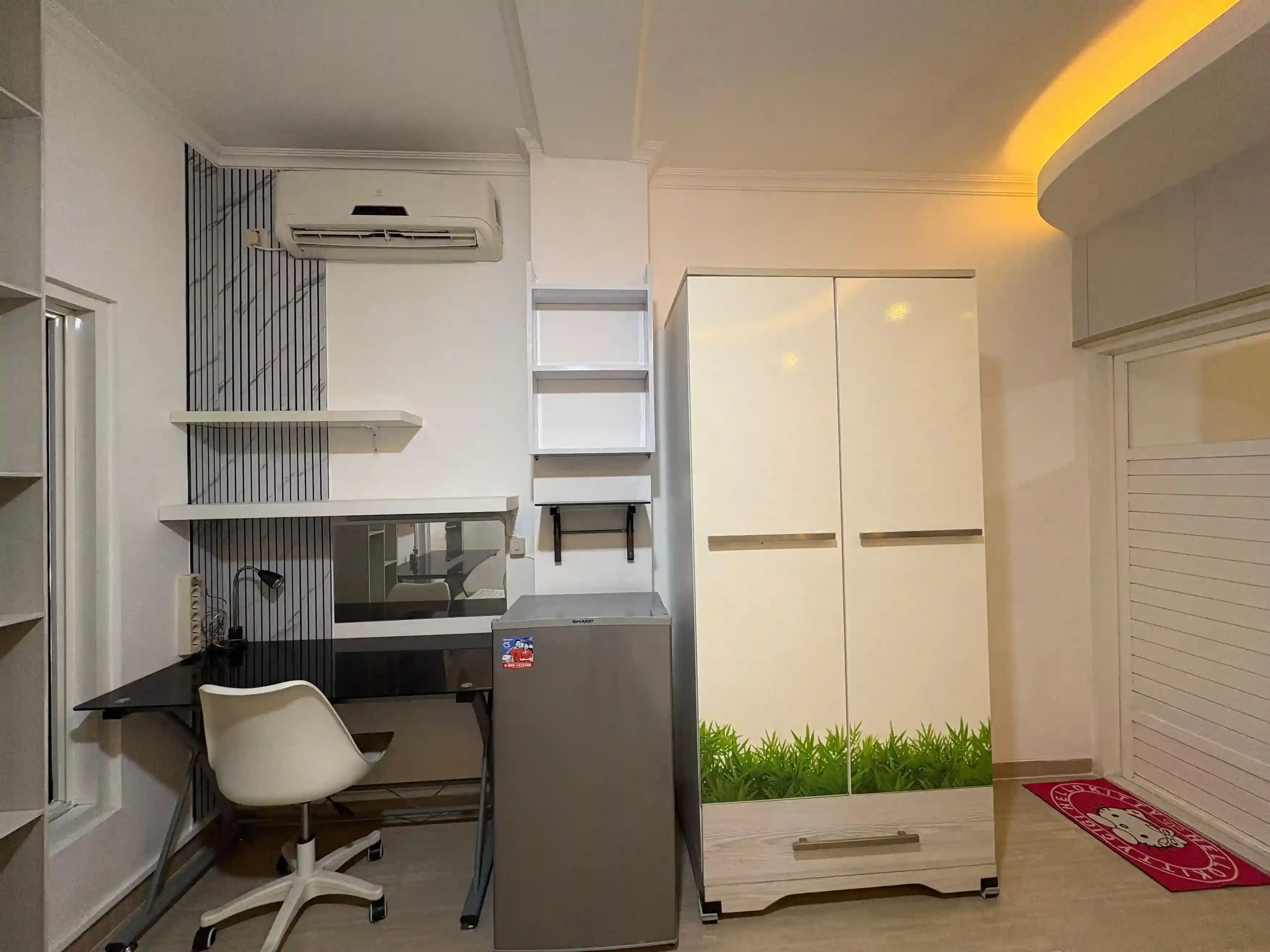 Kamar besar Kost Putri Pagar Ungu dengan ruang yang luas