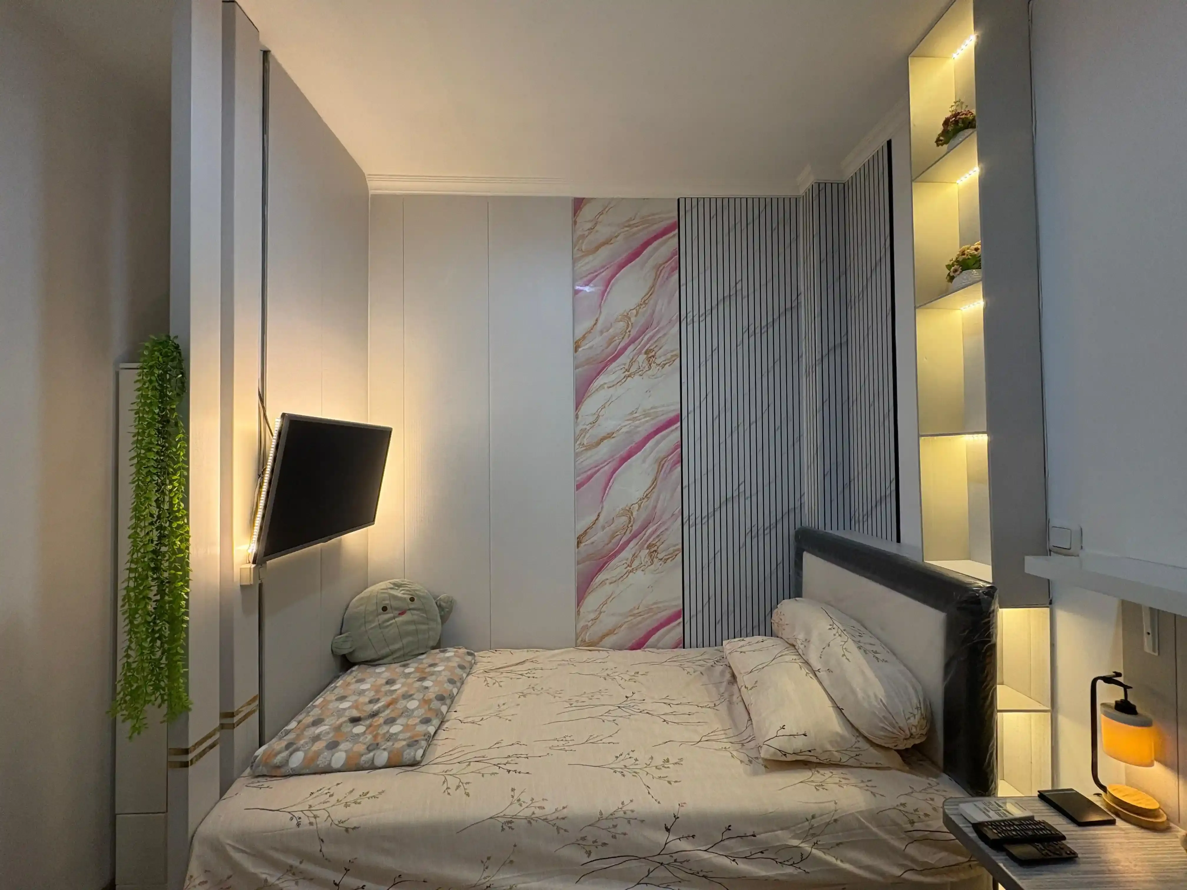 Kamar kecil Kost Putri Pagar Ungu dengan meja belajar dan lemari